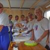 Acht Frauen und Männer aus der Partnergemeinde Úrkút in Ungarn haben beim Fischfest ihre Spezialitäten angeboten. Foto: Irene Konrad Acht Frauen und Männer aus der Partnergemeinde Úrkút in Ungarn haben beim Fischfest ihre Spezialitäten angeboten. Foto: Irene Konrad