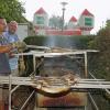 Der Sommertag war heiß, aber am Grillstand beim offenen Holzkohlenfeuer war es noch viel heißer. Alle Achtung vor den Männern am Makrelen-Grill. Foto: Irene Konrad Der Sommertag war heiß, aber am Grillstand beim offenen Holzkohlenfeuer war es noch viel heißer. Alle Achtung vor den Männern am Makrelen-Grill. Foto: Irene Konrad