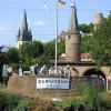 Mit dem neuen Ortseingangsschild Wasserstraße Main, das (von links) Stadtrat Gerhard Köhler, Ehrenbürger Hubert Schuster, Bürgermeister Jürgen Lippert, Stadtmarketing-Vorsitzender Günther Felbinger und stellvertretender Bürgermeister Werner Herrbach enthüllten, ist die Stadt Gemünden nun auch vom Wasser aus eindeutig identifizierbar.