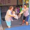 Für Anna, Fabian, Samuel, Emma, Timo und Sophia ist die Kindergartenzeit zu Ende. Sie wurden von den Betreuerinnen Carolin Neeser und Angelika Zobel mit den Worten „eins, zwei drei, Kindergartenzeit ist jetzt vorbei“ in hohem Bogen aus dem Kindergarten geworfen.  Die künftigen ABC-Schützen, die weich auf der Matte landeten, hatten an dem Rauswurf ebenso ihren Spaß wie die kleinen und großen Zuschauer, so die Pressemitteilung des Kindergartens. Bevor die Besucher im Außengelände der Einrichtung fröhlich feierten, gaben die Kindergartenkinder eine zauberhafte Vorstellung.   Anschließend gab Pfarrer Gregor Sauer den Kindern den kirchlichen Segen und ein Schutzengelanhänger mit auf den Weg. Von Seiten der Eltern dankte Nicole Reißmann-Balling den Betreuerinnen, zu denen auch Nadine Pfeuffer, Kathrin Kuhn, Kerstin Rummel, Regina Wagner und Maria Schurade gehören.