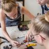 Die Mädchen beim „Technik-Camp” von Bosch-Rexroth beweisen, dass sich technische Fähigkeiten nicht auf das männliche Geschlecht festlegen lassen.