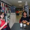 Simona Hofmann (rechts) freut sich auf Besucher ihres Strickcafés in der Altstadtpassage in Gemünden. Tochter Alice hat das Talent für Handarbeit von ihrer Mutter geerbt. Simona Hofmann (rechts) freut sich auf Besucher ihres Strickcafés in der Altstadtpassage in Gemünden. Tochter Alice hat das Talent für Handarbeit von ihrer Mutter geerbt.