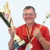 Dirk Poerschke, neuer Deutscher Grillkönig, mit Pokal und Königszepter. Dirk Poerschke, neuer Deutscher Grillkönig, mit Pokal und Königszepter.