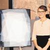 Toni Wombacher (Zweite von links) – hier mit ihrem Werk „10 Blätter“ – ist die aktuelle Kunstpreisträgerin der Stadt Marktheidenfeld. Im Dezember wird ein neuer Preisträger gewählt.