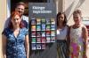 Kitzingen kann sich inspirieren lassen. Katrin Weber (Stadtmarketingverein Kitzingen), Frank Gimperlein (Geschäftsführer und Vorsitzender des Stadtmarketingvereins), Vanessa Feineis (Leiterin der Touristinfo) und Claudia Biebl (Wirtschaftsförderung der Stadt Kitzingen) stellen die neue Empfehlungswand mit Freizeit- und Einkaufstipps vor.