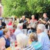 Bei heimeliger Weinlaubenatmosphäre im schattigen Hof des Weingutes Keller in Eußenheim mit wohltuender Musik der „Karlstadter Buawe” ließ es sich bei einem (oder auch mehreren) Schoppen Wein gut aushalten.