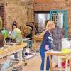 Künstler vertieft in ihre Arbeit: Teilnehmer des Keramiksymposiums 2015 im damals neu eingerichteten Atelier in Schloss Glücksburg arbeiten an ihren Gefäßen und zum Teil sehr großformatigen Skulpturen.