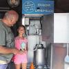 Milchbauer Werner Büttner erklärt der zehnjährigen Leonie, wie er seine Rohmilch kühl hält in seiner Milchtankstelle.