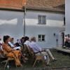 Die beiden Gitarristen Armin Ruppel (links) und Oliver Thedieck zogen bei ihrem "Acoustic Rendezvous" mit dem "Latin flair" traumhafter Melodien und groovender Rhythmen über 80 Zuhörer zum Auftakt der Veitshöchheimer Sommerkonzerte im Synagogenhof in ihren Bann. Motiv 3 Foto: Dieter Gürz Die beiden Gitarristen Armin Ruppel (links) und Oliver Thedieck zogen bei ihrem "Acoustic Rendezvous" mit dem "Latin flair" traumhafter Melodien und groovender Rhythmen über 80 Zuhörer zum Auftakt der Veitshöchheimer Sommerkonzerte im Synagogenhof in ihren Bann. Motiv 3 Foto: Dieter Gürz