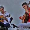 Die beiden Gitarristen Armin Ruppel (links) und Oliver Thedieck zogen bei ihrem "Acoustic Rendezvous" mit dem "Latin flair" traumhafter Melodien und groovender Rhythmen über 80 Zuhörer zum Auftakt der Veitshöchheimer Sommerkonzerte im Synagogenhof in ihren Bann. Motiv 1 Foto: Dieter Gürz
