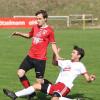 Angriffslustig: Gerolzhofens Spielertrainer Julian Göbel (rechts, hier gegen Wiesentheids Daniel Schmidt), will in der Endabrechnung möglichst weit vorne stehen.