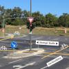 Die Fotomontage zeigt den Blick aus Richtung der Straße am Kirschberg. Die Pfeile zeigen die Überquerungsmöglichkeiten für Radfahrer an: entweder gerade über die Kreuzung oder im Winkel über zwei Ampeln hinweg zum Radweg. Foto: Traudl Baumeister/Grafik: Heike Grigull