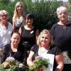 Im Caritas-Altenservicezentrum St. Martin mit den Hausgemeinschaften St. Anna haben zwei Azubis ihre Ausbildung erfolgreich abgeschlossen. Examinierte Altenpflege-Fachkräfte sind nun Victoria Meißner und Janine Velte. Beide werden übernommen, heißt es in einer Mitteilung der Caritas. Die Pflegedienstleitung Cicek Kucam sowie die Praxisanleiterin Sonja Klette und Lotte Weimer, Leiterin des Wohnbereichs 2 gratulierten. Sie alle waren stolz auf die Ausbildungserfolge und wünschten alles Gute. Nach der Abschlussfeier in der Caritas-Altenpflegeschule wurden die neuen Fachkräfte von der Mitarbeiterin Heike Fleck willkommen geheißen und in den Kollegenkreis aufgenommen. Im Bild von links Lotte Weimer, Sonja Klette, Cicek Kucam, Heike Fleck und vorne die beiden erfolgreichen Auszubildenden Victoria Meißner und Janine Velte.