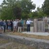 Bürgermeister Joachim Markert erläuterte dem Gemeinderat das neue anonyme Urnenfeld im Grünsfelder Friedhof.