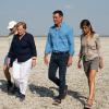 Bundeskanzlerin Angela Merkel (2.v.l), ihr Ehemann Joachim Sauer (links), Pedro Sanchez, Ministerpräsident von Spanien, und dessen Ehefrau Begona Gomez bei einem gemeinsamen Spaziergang im spanischen Nationalpark Donana.