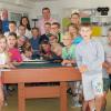 Die Ferienbetreuung der Gemeinde findet zukünftig im Schüler-, Jugend- und Kulturzentrum statt.Es freuen sich die Kinder und Betreuerinnen sowie Bürgermeister Klaus Schmidt (Mitte) sowie Gemeindejugendpfleger Michael Langenhorst (links). Foto: Gemeinde Waldbüttelbrunn