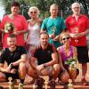 Den „Gleitsmann-Cup“ für Doppel richtete die Tennisabteilung des SV Schwanfeld aus. Abteilungsleiter Kurt Engel (vorne links) freute sich gemeinsam mit (weiter von links) Johannes Raudenkolb (Sieger Herren), Andre Seuffert (Herren) und Silke Niehues (Damen) sowie (hinten von links) Namensgeber Peter Gleitsmann, Karin Schneider (Damen), Namensgeberin Dagmar Gleitsmann, Uwe Posse (Herren 110), Dietmar Wagner (Herren 110) und Turnierleiter Guido Baumann über den attraktiven Wettbewerb.