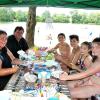 Bastelstand am See: Anja Eichhorn, hier mit Bürgermeister Jürgen Heusinger und einigen Kindern, bietet an der spontan eingerichteten Bastelstation gemeinsam mit ihrer Freundin zahlreiche Betätigungsmöglichkeiten.