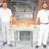 (mec) 30 Jahre Brot- und Feinbäckerei Degetsmühle, 20 Jahre Holzofenbrot und zehn Jahre im Ladenlokal an der Ecke Fastnachtsgasse/Mühlgasse: In diesem Jahr gilt es für Angelika und Manfred Enders gleich mehrere Jubiläen zu feiern. Zudem wurde der Laden komplett erneuert und modernisiert. Eröffnung ist am Dienstag, 14. August. Am Feiertag Mariä Himmelfahrt wird mit einem „Tag der offenen Tür“ von 7 bis 17 Uhr die Neueröffnung gefeiert. Ein kurzer Blick zurück: Manfred Enders führt die Bäckerei Degetsmühle in fünfter Generation. 1988 übernahm er den Betrieb, der vorher eine familiengeführte Mehlmühle mit angeschlossener Bäckerei war. „Die Bauern brachten ihre Getreideernte und erhielten im Umtausch Brot“, erklärte er die Geschichte des Familienbetriebes. Schon als Manfred Enders ein Bub war stand fest, dass er eines Tages das Bäckerhandwerk erlernen wird. Sein Großvater hatte ihn dann auch beim Bäcker Voll in Bischofsheim in die Lehre gegeben. Nach dem Wehrdienst und der Meisterschule in München ging der Betrieb auf Manfred Enders über, dem von Anfang an seine Frau Angelika zur Seite stand. In der Anfangszeit buk er das Brot in einem Steinbackofen in Haselbach. Sein Vater Karl Enders stand ihm dabei zur Seite. „Wir haben den Brotteig in der Backstube in Bischofsheim hergestellt und nach Haselbach transportiert. Das war sehr umständlich“, erinnert sich Manfred Enders.  Das Bild zeigt von links: Angelika und Manfred Enders, Sohn Christian und seine Ehefrau Marlen Enders.