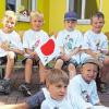 (ppe)   „Wir sind ausgeflogen“ war das Motto der Eulenkinder der Kita Spatzennest in Rüdenhausen beim Rauswurf, dem laut Mitteilung eine Übernachtung mit Nachtwanderung  vorausgegangen war. Sie übergaben ihrer Erzieherin Elfriede Bader ein buntes Vogelhäuschen zum Abschied und sagten, als Überraschung für das gesamte Kita-Team, das Gedicht auf: „Als kleines Vögelchen kamen wir einst hier an. Wir erinnern uns noch genau daran. Nun verlassen wir dieses Nest und feiern das Abschiedsfest. Die Schule lässt nicht mehr auf sich warten, drum sagen wir Tschüss zu unserem schönen Kindergarten. Danke für die tolle Zeit, für Spiel, Spaß und Geborgenheit“ auf. Die Kinder sind (von links): Timo, Emilio, Moritz, Louis G., (liegend hinten) Louis N. und Leo.