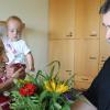 Irmgard Heumann bekommt zum 90. Geburtstag einen Blumenstrauß vom dritten Bürgermeister Martin Harth überreicht.