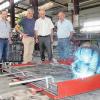 Die Vorführung von Schweißtechnik beobachten beim Besuch der Firma Fenn in Eltmann (von links) Udo Fenn, Landtagsabgeordneter Steffen Vogel, Landrat Wilhelm Schneider und Bernhard Fenn.