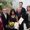 Neben dem ausgezeichneten Ehepaar sind einige Gratulanten gekommen: (von links) Bettina Bärmann (Bürgermeisterin von Niederwerrn), Pascal Lorenz (Sohn), Karin Lorenz, Walter Lorenz, Landrat Florian Töpper und Kathi Petersen (Landtagsabgeordnete).