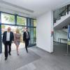 Hier geht's jetzt rein ins Landratsamt – durch die gläserne Schiebetür in der Gunnar-Wester-Straße. Architekt Warren Hobbs, Projektleiterin Nina Heege und Landrat Florian Töpper (von links) machen's vor. Das gilt ab Montag bis zum Ende der Umbauarbeiten im Mai 2019.