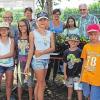 (ppe)   Otto Blasczyk von der CSU Ochsenfurt hat dafür gesorgt, dass die Ferienspielplatz-Kinder ihre Hütten mit Blumen ausschmücken konnten. Seit einigen Jahren gibt er Blumen an die Kinder des Ferienspielplatzes aus, so eine Mitteilung der CSU. Für die Buben und Mädchen im „Zauberwald“ gab es diese allerdings nicht kostenfrei. Dafür mussten zuvor hart verdiente Spreißel ausgegeben werden. Noch bevor die ersten Blumen verteilt wurden, hatten sich die Kinder schon in einer Reihe aufgestellt. Über Otto Blasczyks Spende (Vierter von rechts) freuten sich (hinten von links) Heidi Röper, Christiane Brock, Lena Blasczyk und Andrea Wagner (Hauptverantwortliche Ferienspielplatz).