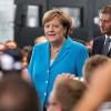In der Union ist erneut eine Diskussion darüber ausgebrochen, mit welchen Parteien Koalitionen denkbar sind. Am Donnerstag besuchte Angela Merkel ein Maschinenbau-Unternehmen im sächsischen Neukirch. Rechts neben ihr: Ministerpräsident Michael Kretschmer.