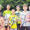 (swt) Auch die Schwebheimer Tennis-Knaben 14 durften am Saisonende jubeln. Das Team von Trainer Loisl Gropp setzte sich in der Kreisklasse 1 an die Spitze und holte ungeschlagen die Meisterschaft. Die Bilanz nach dem letzten Match: 12:0 Punkte bei 31:5 Matchpunkten (22:2 im Einzel und 9:3 im Doppel). Nun freuen sich (hintere Reihe von links) Sascha Merz, Louis Börner, Luca Brand und Trainer Loisl Gropp sowie vorne Fabian Woloch, Ramon Werner und Aaron Söllner.