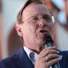 Bodo Ramelow (Die Linke), Ministerpräsident des Freistaates Thüringen, spricht zum Wahlkampfauftakt der Linken in Würzburg auf einer Bühne am Oberen Markt. Foto: Daniel Peter