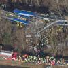 ARCHIV - 09.02.2016, Bayern, Bad Aibling. Rettungskräfte stehen an der Unfallstelle eines Zugunglücks in der Nähe von Bad Aibling. Bei dem schweren Zugunglück in Oberbayern sind mehrere Menschen ums Leben gekommen. (zu dpa «Fahrdienstleiter von Bad Aibling vorzeitig aus Haft entlassen" vom 20.08.2018) Foto: Peter Kneffel/dpa +++ dpa-Bildfunk +++