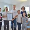 Seltenes Firmenjubiläum bei der Firma Ulrich Büttner in Wülfershausen.  Ein viertel Jahrhundert ist Joachim Büchner im Betrieb. Dafür gab es Präsente und eine Ehrenurkunde der Handwerkskammer für Unterfranken, unterzeichnet von Präsident Walter Heußlein. Unser Bild zeigt von links Michaela und Ulrich Büttner, Joachim Büchner, seine Söhne Georg und Gabriel und seine Frau Nadine.