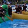 Viel Spaß hatten Akteure wie Zuschauer beim Doggy-Wettpaddeln im Schwimmerbecken des Eltmanner Freibades. Das Bild zeigt die Siegermannschaft von den Motorradfreunden Eltmann in voller Fahrt.