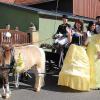 Mit den Prinzessinnen aus Disneyland Geburtstag feiern – dieser Wunsch Milenas ging in Erfüllung. Im Bild von links: Kutscherin Christian Seufert, Schneewittchen (Meike Julie Beni), Prinzessin Belle (Daniela Goergens), Patenonkel Thomas Günther und Geburtstagskind Milena Günther.