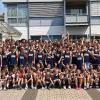 (pm)   156 Kinder und Jugendliche zwischen elf und 19 Jahren nahmen am 25. Basketball-Camp der TG Würzburg in der Feggrube teil. An 15 Stationen wurden tagsüber Balltechnik, Koordination und Taktik geschult. In den 5:5-Spielen am Abend konnten die jungen Sportler das Gelernte umsetzen. 17 lizenzierte Trainer waren für die Kinder da. „Total cool“, fand der zwölfjährige Lucca das Camp – vor allem aber die Coaches. Mit der Finnin Anja Suomalainen, dem Ungar Zoltan Nagy, dem Amerikaner Joe Asberry oder dem Tschechen Thomas Holesovsky gestalteten auch international renommierte Trainer das Camp. Aus zehn europäischen Ländern und aus den USA kamen auch die Teilnehmer. Die sportliche Leitung der Veranstaltung liegt seit fünf Jahren bei Sportlehrer und Basketballer Christian Gabold. Das Camp wurde 1994 von Don Wicks (USA/Pittsburgh) und Manfred Graus ins Leben gerufen. Weit über 3000 junge Sportler haben laut Angaben der Veranstalter im Laufe der Jahre daran teilgenommen. Zum Jubiläum waren mit Don Wicks, Niko Weber, Janet Fowler Michel und Ferdl Michel Coaches „der ersten Stunde“ angereist.