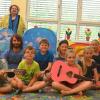 Bürgermeisterin Eva Linsenbreder (hinten) und die beiden Sozialpädagogen Stephan Rinke-Mokay (Zweiter von links) und Paul Möller (rechts) beim gemeinsamen Musizieren mit den Kindern. Foto: Ulrich Stadlbauer