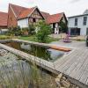 Die Nebengebäude des zurückgebauten Dreiseithofes werden als Abstellfläche genutzt. Das neue Wohnhaus ist mit reichlich Komfort ausgestattet und die grüne Oase mit Naturteich und Schwimmbahn als Mittelpunkt bietet viele Platz für den Urlaub direkt vor der Haustür.