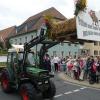 Große Motivwagen locken traditionell die Bevölkerung auf Mainstockheims Hauptstraße.