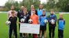 Spenden an den TSV Uettingen (hinten von links): Raiba-Vorstand Andreas Kurz, U-15-Trainer Frank Meckelein, Geschäftsstellenleiter der Raiffeisenbank Höchberg Thomas Fersch, U-15-Co-Trainer Jochen Schreck mit Spielern der U15-Jugendmannschaft.