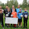 Spenden an den TSV Uettingen (hinten von links): Raiba-Vorstand Andreas Kurz, U-15-Trainer Frank Meckelein, Geschäftsstellenleiter der Raiffeisenbank Höchberg Thomas Fersch, U-15-Co-Trainer Jochen Schreck mit Spielern der U15-Jugendmannschaft.