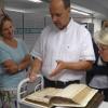 Mehr Schüler sollen beim Geschichtswettbewerb des Bundespräsidenten im Archiv vor Ort forschen: Thomas Wehner, Abteilungsleiter in Archiv und Bibliothek des Bistums Würzburg, zeigt Lehrkräften wie. Foto: Jörg Nellen / Körber-Stiftung
