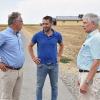 Landrat Reinhard Frank (2. v.l.) informierte sich zusammen mit dem Leiter des Landwirtschaftsamtes, Meinhard Stärkel (rechts), beim Schweinemastbetrieb Preuss in Waldmannshofen. Klaus Preuss (links) und Sohn Sebastian (2. v.r.) sprachen mit den Verwaltungsprofis über aktuelle Probleme und Sorgen in der Landwirtschaft und in der Schweinemast.