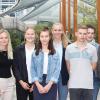 Personalreferentin Dagmar Neitzke (Zweite von rechts) und Jugend- und Auszubildendenvertreter Florian Koch (rechts) begrüßten die sechs Auszubildenden, die nun im September ihre Ausbildung am Rhönklinikum-Campus Bad Neustadt beginnen.