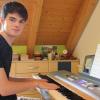 An seinem Keyboard hat Simon seinen Song „Take Your Time“ für den Wettbewerb „Dein Song“ geschrieben.