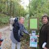 Zurzeit sind auf dem Retzstadter Poetenweg Glossen des Mainpost-Redakteurs Herbert Scheuring zu lesen. Auf einem Rundweg stellte er seinen Begleitern einige Kostproben vor. Foto: Günter Roth