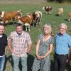 Einladung zum Essen, um die alte fränkische Rinderrasse Triesdorfer Tiger zu erhalten (von links): Landwirt Reinhold Schneider (Erlingsdorf), die Gastwirte Joachim Schwemmer (Lenkersheim)und Stefan Rottner (Nürnberg), Ursula Pfäfflin-Nefian, Verein zur Erhaltung des Ansbach-Triesdorfer Rinds, Konrad Wagner, Fleischrinderverband Bayern, Anita Idel, Slow Food und Ruth Halbritter (Grüne). Foto: Antje Roscoe