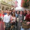Prosit auf die Schustergasse: Bürgermeister Adolf Bauer beim Bieranstich mit Geschäftsleuten der Schustergasse und der Hofbräu. Foto: Herbert Kriener Prosit auf die Schustergasse: Bürgermeister Adolf Bauer beim Bieranstich mit Geschäftsleuten der Schustergasse und der Hofbräu. Foto: Herbert Kriener