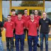 Im neuen Ausbildungsjahr kommen sechs neue Lehrlinge dazu (von links): Jannik Ölhaff aus Wülfershausen (Mechatroniker), Ronald Schmitt aus Hohenroth (Industriemechaniker), Jan Müller aus Bad Königshofen (Industriemechaniker), Phillip Krug aus Vachdorf (duales Studium, Mechatroniker/Automation), Robin Kolb aus Merkershausen (Zerspanungsmechaniker) und Lorenz Höfling aus Behrungen (duales Studium, Konstruktion). Eingerahmt sind die Azubis von Ausbilder Armin Kaffer (links) und Ausbildungsleiter Julian Bernhardt (rechts).